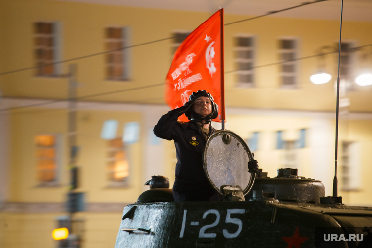 Репетиция парада Победы. Екатеринбург, красный флаг, танкист, отдает честь, репетиция парада, танк