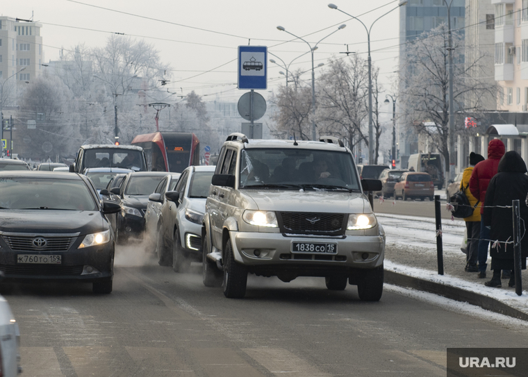 Мороз в городе. Пермь, иней, военный автомобиль, комсомольский проспект, компроспект, зима в городе, военный уаз