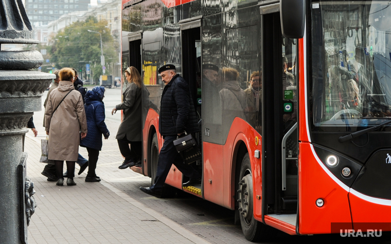 Новый красный троллейбус Синара. Челябинск, троллейбус, общественный транспорт, остановка общественного транспорта, пассажиры, городской транспорт, красный троллейбус, новый троллейбус синара
