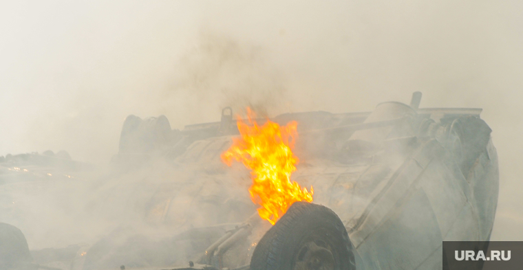 Пожар на пункте приема металлолома. Челябинск, дым, пожар, пламя, огонь, горящий автомобиль