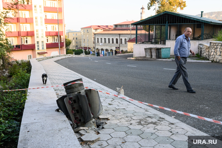 Город Шуши после обстрелов ВС Азербайджана. Нагорный Карабах, неразорвавшийся снаряд, снаряд рсзо смерч, город шуши, последствия обстрела