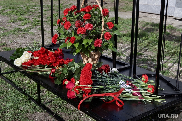 День трагедии в ПГНИУ. Пермь, минута молчания, скорбь, возложение цветов, память, траурное мероприятие