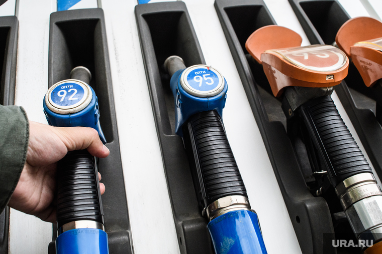 Участники ралли "Шелковый путь" на АЗС Газпромнефти. Екатеринбург, бензин, азс газпромнефть, топливо, заправочный пистолет