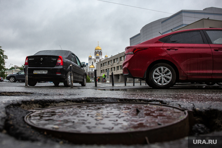 Центральные улицы города за месяц до международной выставки ИННОПРОМ-2019. Екатеринбург, автомобили, люк канализации, яма на дороге