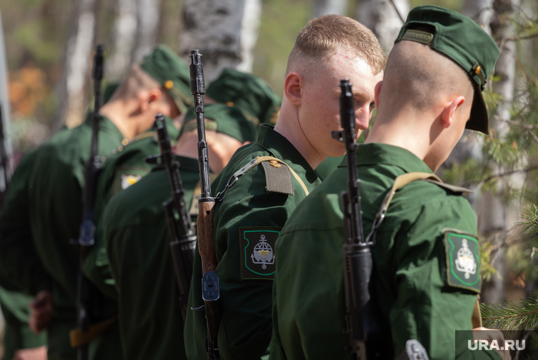 Церемония захоронения останков бойца. Екатеринбург, военные, солдаты, военная служба, срочники, автоматы калашникова, рядовые