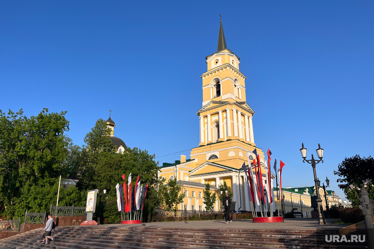 300-лет городу. Пермь, соборная площадь, городские украшения, художественная галерея, флаги на улицах