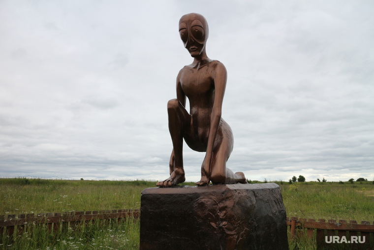 Молебка. Пермь, село молебка, памятник инопланетянину