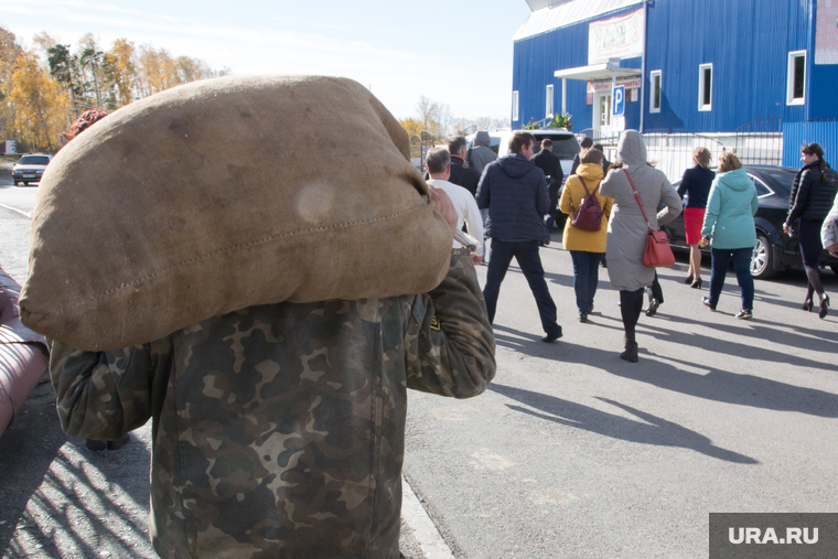 Визит врио губернатора Курганской области Шумкова Вадима в п. Варгаши , носильщик, тяжесть, мешок, мужчина с мешком