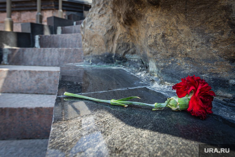 Свердловские зарисовки. Екатеринбург, цветок, память, лестница, мемориал, гвоздика