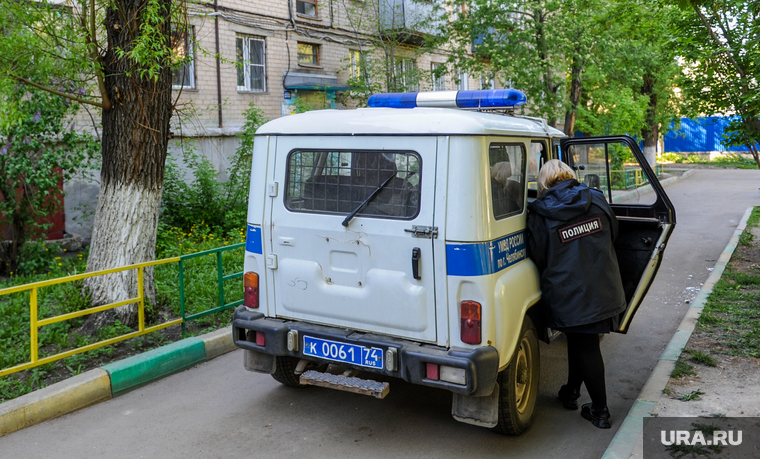 Задержание человека назвавшего себя богом. Челябинск, арест, уаз, участковый, задержанный, подъезд, полиция, патрульный автомобиль, задержание