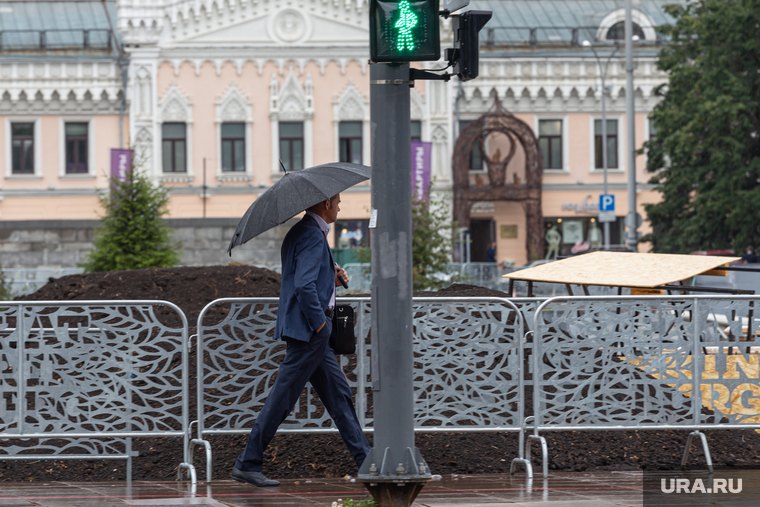 Свердловские зарисовки. Екатеринбург, светофор, прохожий, непогода, ограждение, площадь 1905 года, забор, дождь, мужчина под зонтом