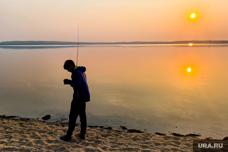 Закат на Шершневском водохранилище. Челябинск, закат, вода, рыбак, озеро, лето, солнце, рыболов, шершневское водохранилище, отдых, водоем, спининг, рыбак в лодке, рыбалка, вечер, природа, штиль