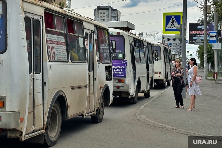 Город. Курган, автобусная остановка, общественный транспорт, пассажиры, ожидание автобуса, автобусы