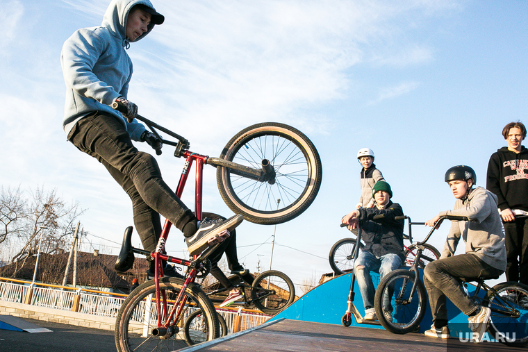 Дети на набережной. Тюмень, подростки, дети, парни, bmx, прыжок на велосипеде, экстрим-парк