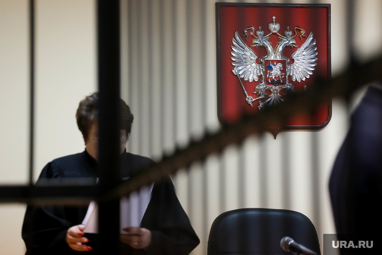 Зал суда. Тюмень, герб рф, герб, решетка, за решеткой, зал суда, судебное заседание, суд, герб россии, зал судебного заседания, камера заключения