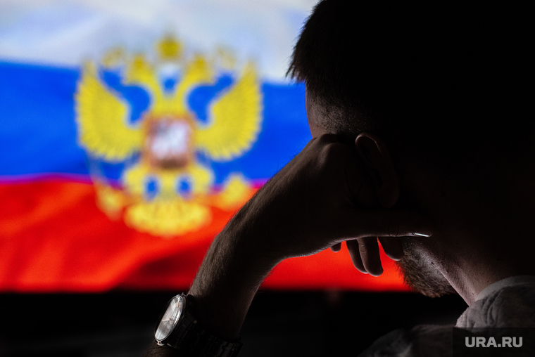 Совещание Президента РФ с руководителями субъектов Федерации по вопросам противодействия распространению коронавирусной инфекции в режиме видеоконференции. Екатеринбург, ожидание, герб россии, триколор, флаг россии, экран телевизора, телевизор, обращение президента