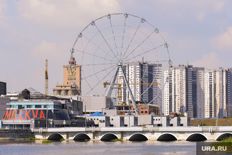 Уборка мусора на реке Миасс. Челябинск, мост, колесо обозрения, река миасс, город челябинск, микрорайон манхэттен, вид города, союзпищепром, концертный зал москва, надпись москва