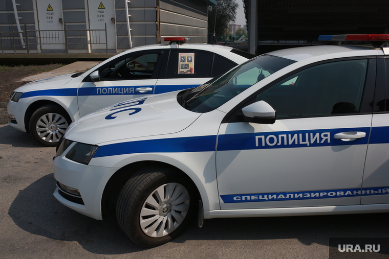Возложение цветов у сквера Машарова. Тюмень , машина полиции, полиция, дпс