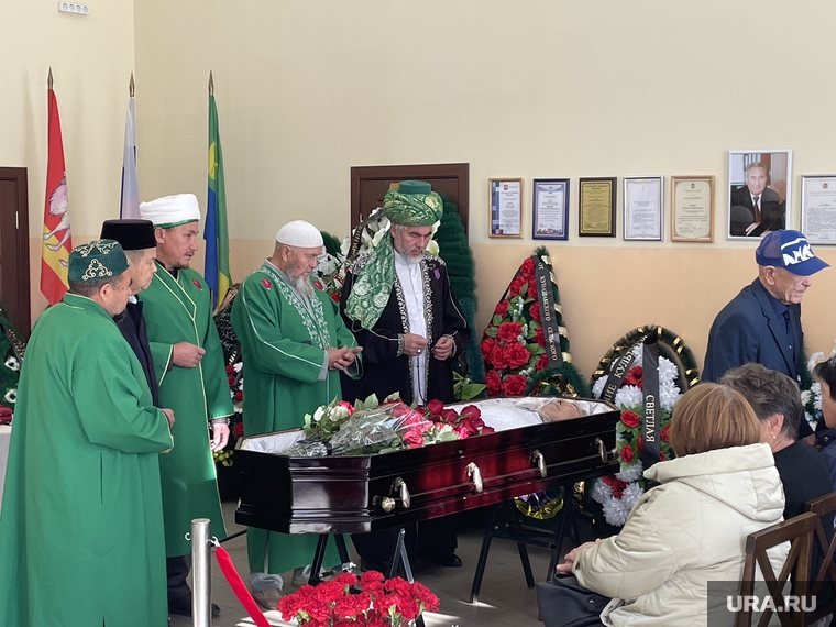 Проститься с главой района пришел главный муфтий УрФО Ринат Раев (на фото справа)