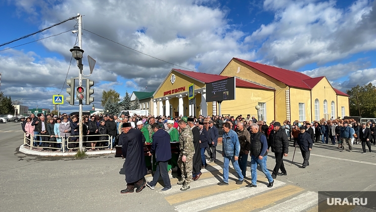 На похоронах было много местных жителей