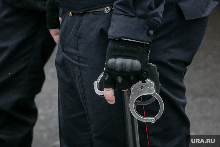 Клипарт "Полиция, доставка подследственного". Москва, полиция, спецсредства, полицейский, наручники