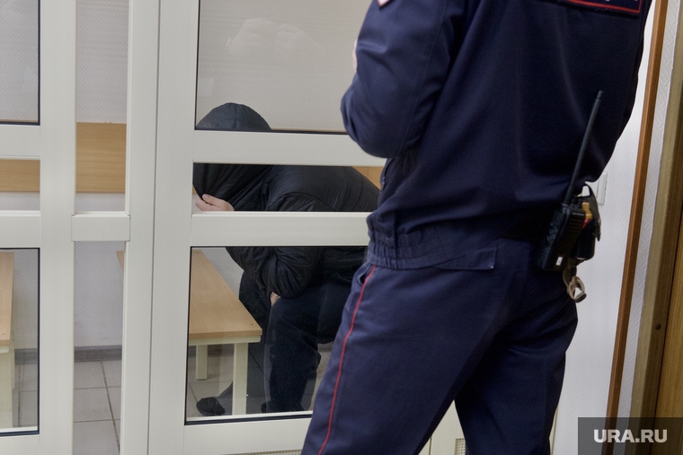Во время судебного заседания подследственный не снимал капюшон, скрывая от представителей СМИ свое лицо