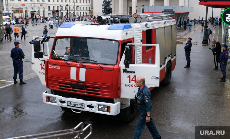 Последствия пожара на Ленинградском вокзале. Москва , площадь трех вокзалов, пожарная машина