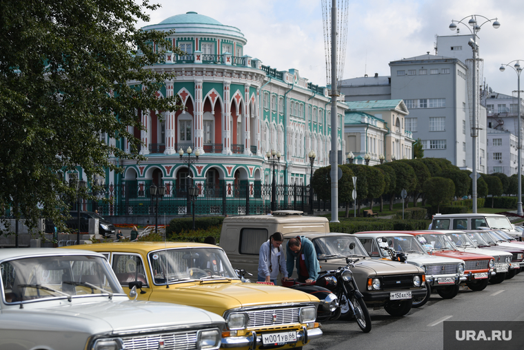 День города - 300-летие Екатеринбурга: выставка ретроавтомобилей. Екатеринбург , дом севастьянова, город екатеринбург, проспект ленина, выставка ретроавтомобилей