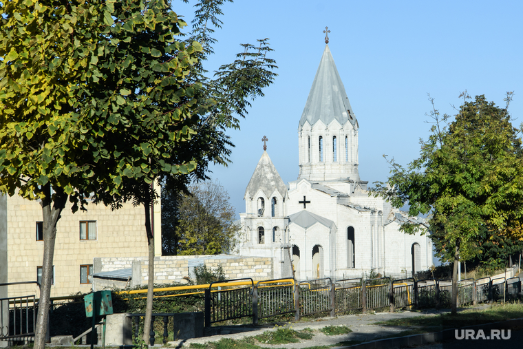 Город Шуши после обстрелов ВС Азербайджана. Нагорный Карабах, город шуши, собор святого христа всеспасителя