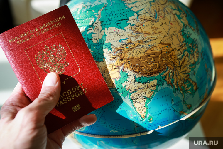 Клипарт Путевка. Тюмень, загранпаспорт, покупка билета, путевка, туристическая поездка, поездка, отпуск, туризм, глобус, путешествие, билет на самолет