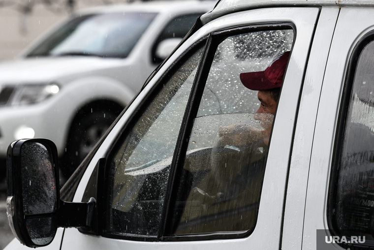 Дождь в Екатеринбурге. Екатеринбург, водитель, автомобиль, водительские права, дождливая погода, машина