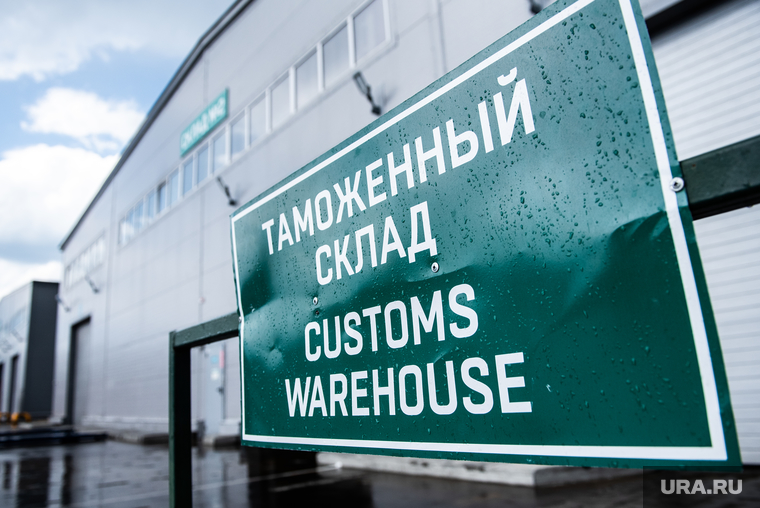 Прибытие первых крупных поставок плодоовощной продукции из Узбекистана. Екатеринбург, таможня, проверка грузовиков, проверка груза, таможенный склад