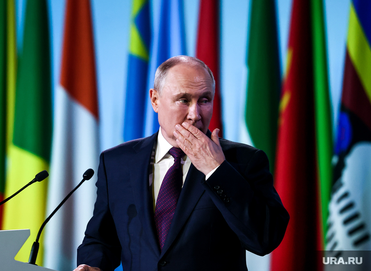Президент России Владимир Путин на подписании документов по итогам саммита "Россия-Африка". Санкт-Петербург, путин владимир
