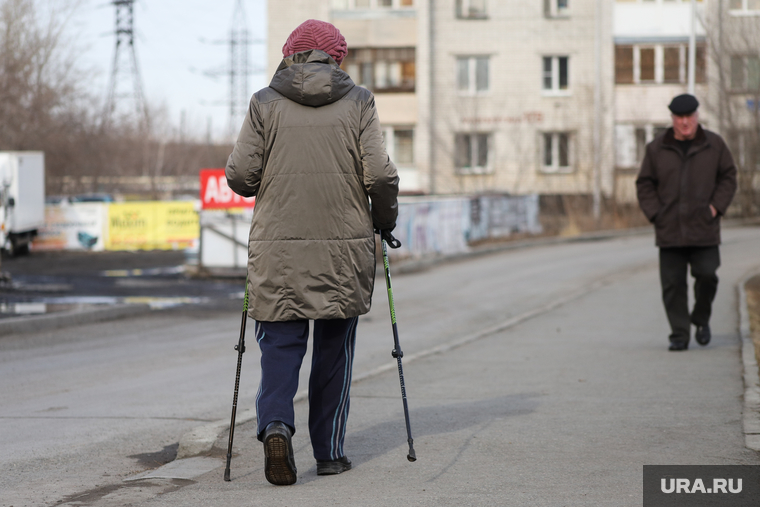 Виды города. Курган, лыжные палки, пенсия, ходьба с палками, пенсионерка с палками