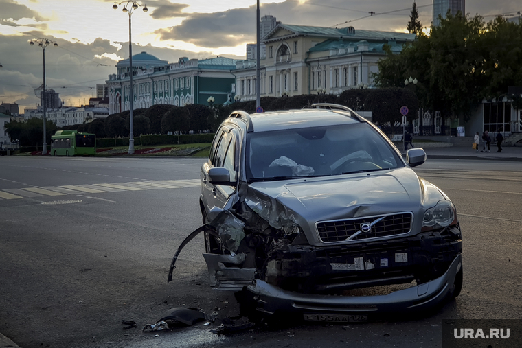 ДТП на проспекте Ленина. Екатеринбург, иномарка, вольво, дтп, джип, авария, дорожно-транспортное проишествие, ленина проспект