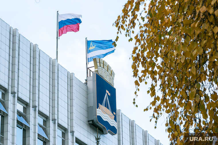 Административные здания. Тюмень, администрация тюмени, флаг рф, флаг тюменской области, флаг россии, тюмень, осень, виды тюмени