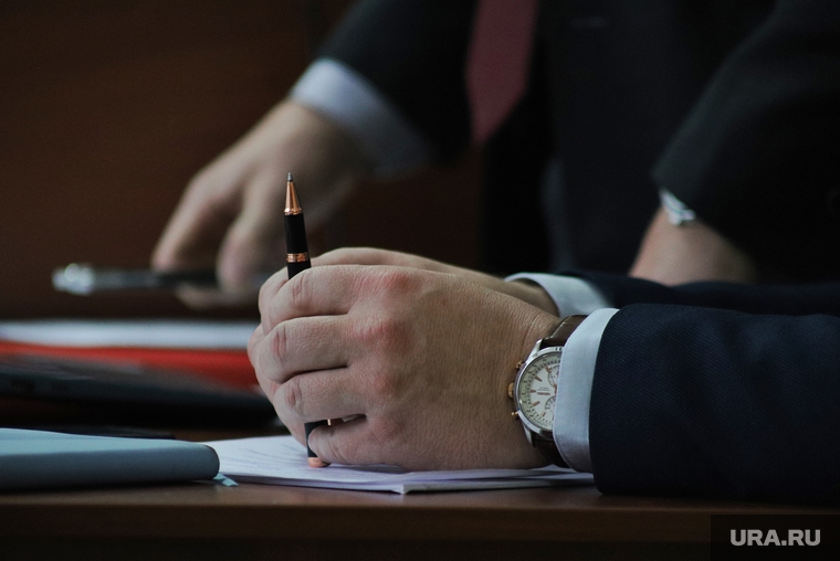 Судебное заседание по уголовному делу бывшего главы Кетовского района Носова Александра. Курган, документ, наручные часы, подписание договора, шариковая ручка