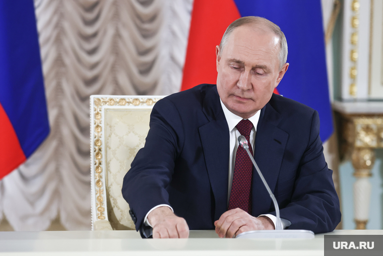 Президент России Владимир Путин на итоговой пресс-конференции саммита "Россия-Африка". Санкт-Петербург, путин владимир