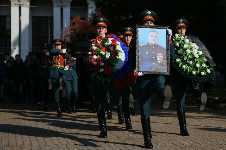 На прощании с полковником Караевым собралось много солдат из разных военных округов