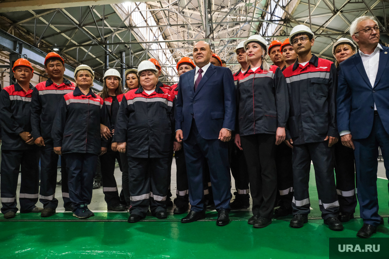 Улан-удэнский локомотивный завод. Улан-Удэ., завод, мишустин михаил, цех, рабочие в касках, конвейер, производство