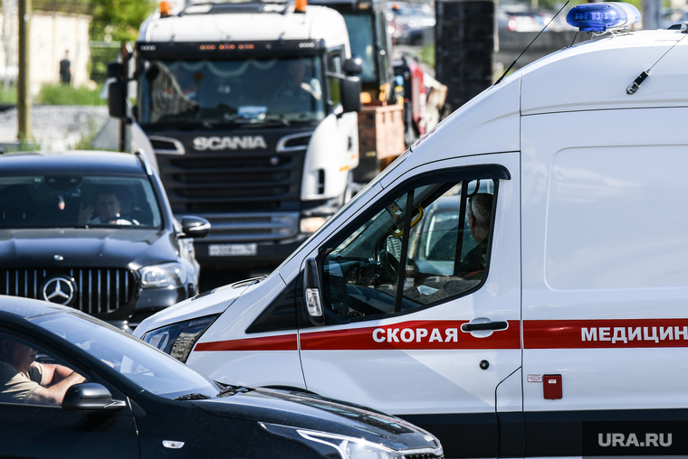 Строительство трамвайной ветки в район Академический. Екатеринбург, пробка, автомобильный затор, машина скорой помощи, скорая помощь, скорая медицинская помощь