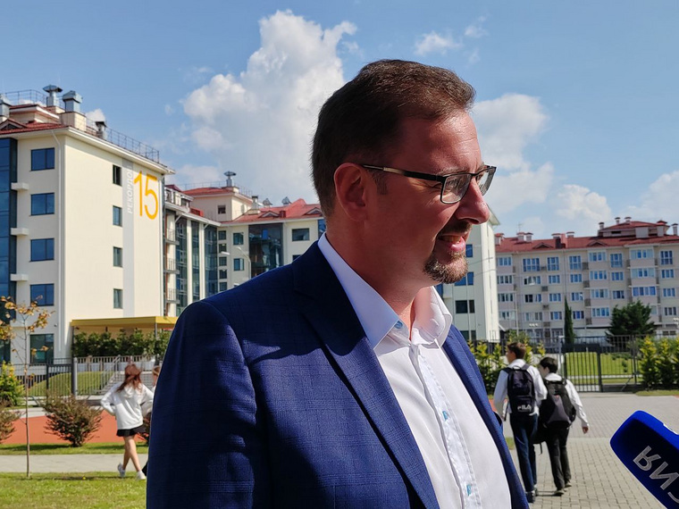 Директор президентского лицея Павел Терехов пообещал не ругать детей за прогул уроков — такие гости, как Владимир Путин, приезжают нечасто и не ко всем