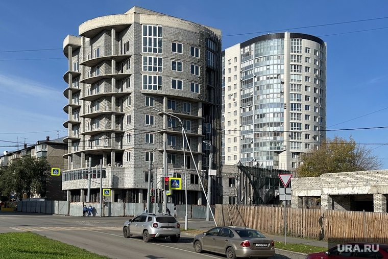 Город. Курган, улица красина, строящийся дом, долгострой на красина