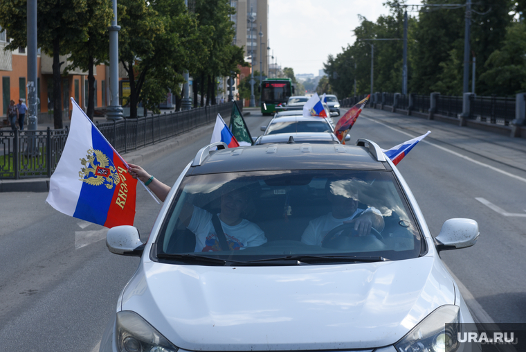 Автопробег Урал своих не бросает. Екатеринбург , российский флаг, флаг рф
