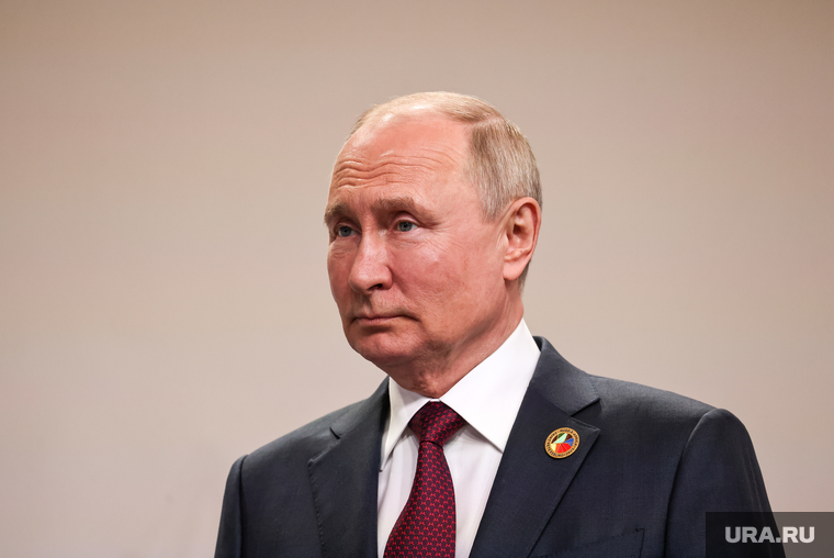 Президент России Владимир Путин на приветственном рукопожатии с лидерами саммита "Россия-Африка". Санкт-Петербург, путин владимир