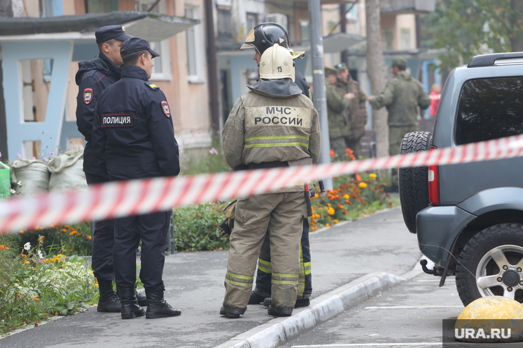 Взрыв. Тюмень , спасатели, полиция, лента ограждения, оцепление