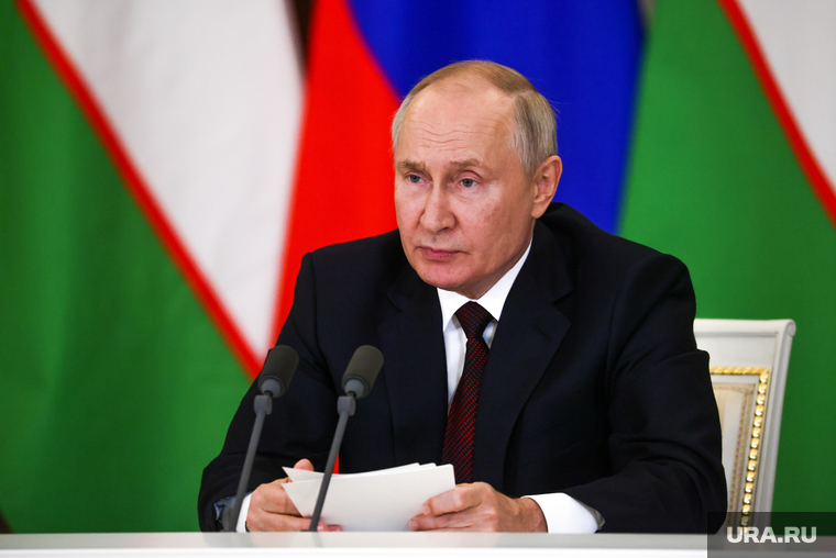 Владимир Путин и Шавкат Мирзиёев на совместном заявлении в Кремле. Москва, путин владимир