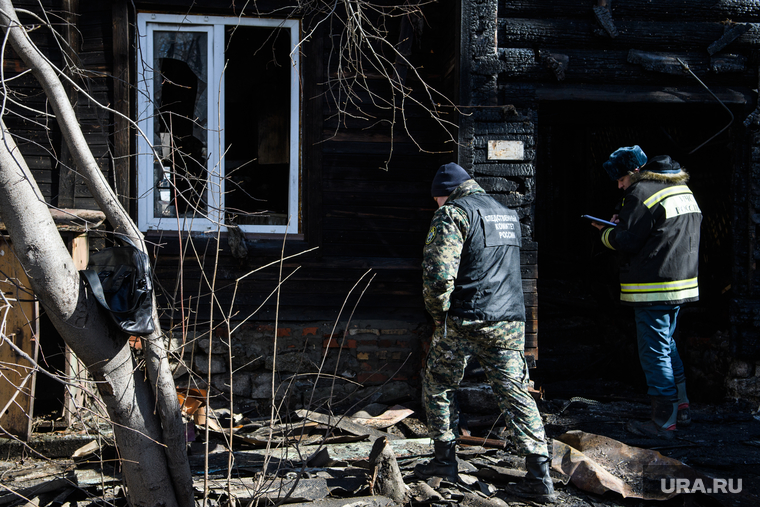 Последствия пожара на улице Омская, 91. Екатеринбург, пожарище, дом сгорел, сгоревший дом, место происшествия, место пожара