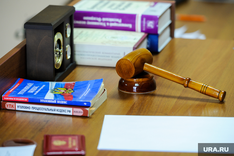 Мера пресечения Павлу Ефимову в суде Тракторозаводского района. Челябинск , приговор, наказание, процесс, правосудие, суд, преступление, молоток судьи, молоток правосудия