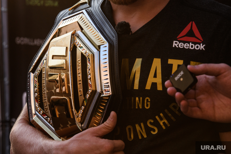 Пётр Ян в аэропорту Кольцово. Екатеринбург, пояс чемпиона ufc в легчайшем весе